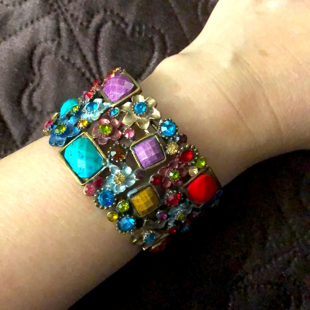 Absolutely beautiful bracelet.